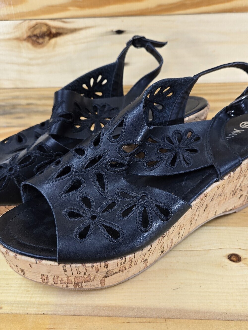Nature Breeze Women’s Black Wedge Flower Pattern Shoes size 9 NWOT Nature breeze